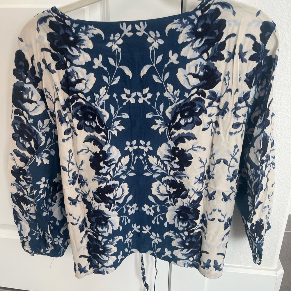 Tuckernuck Navy and Cream Floral Blouse - Picture 4 of 5